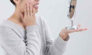 歯を痛がる女性