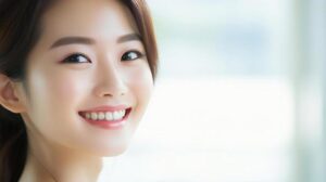 歯を見せる笑顔の女性